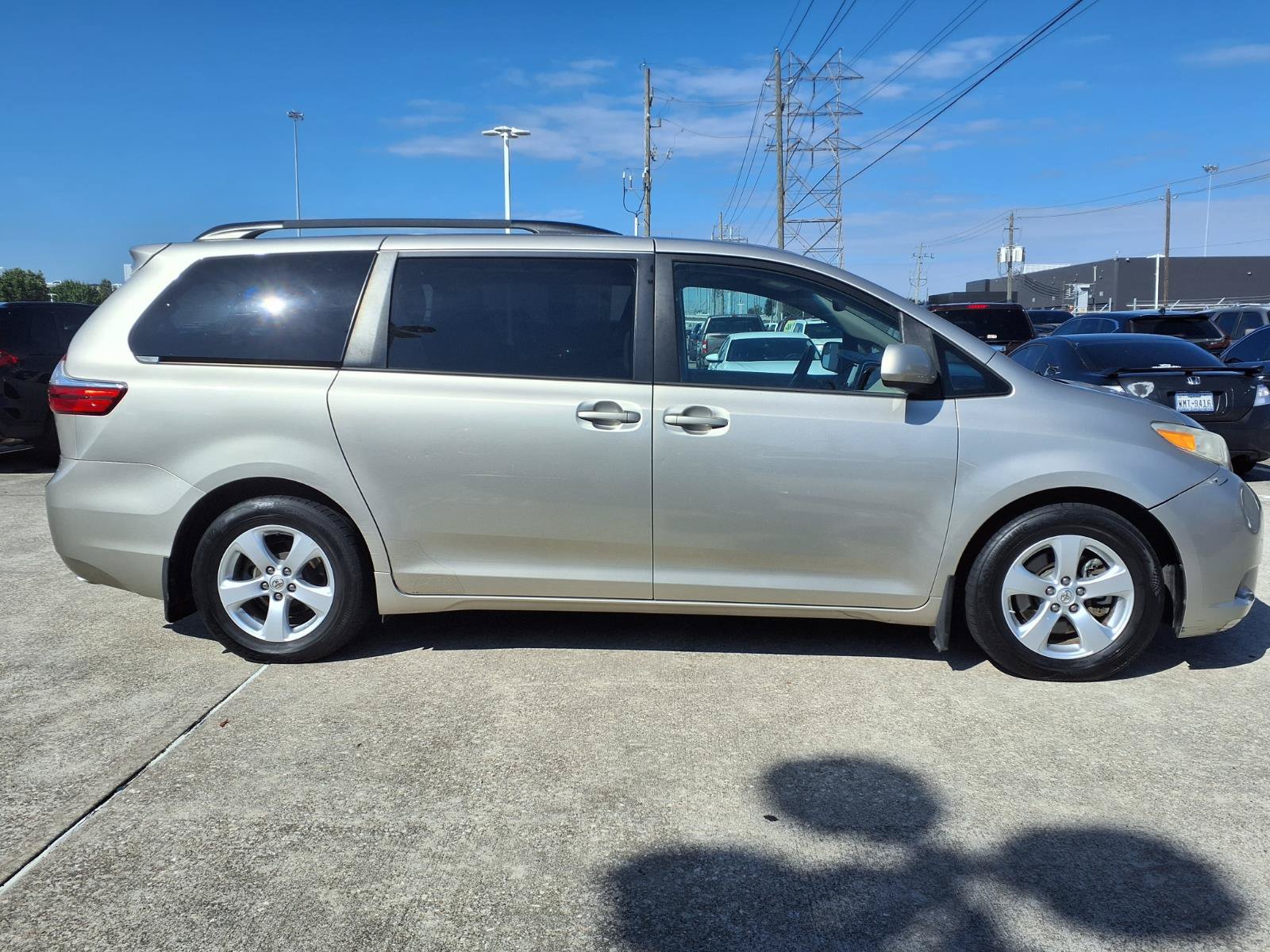 Used 2016 Toyota Sienna LE FWD image 25