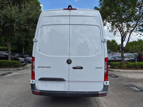 Used 2025 Mercedes-Benz Sprinter 2500 image 6