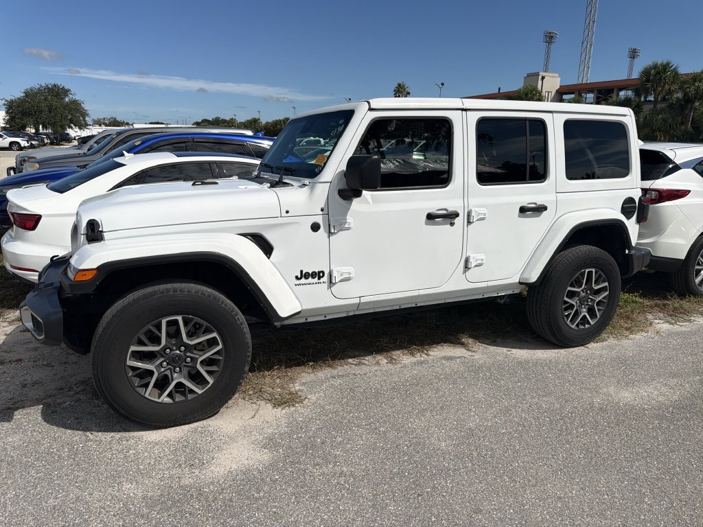 Used 2025 Jeep Wrangler Unlimited Sahara AWD/4WD image 7