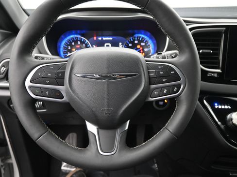 Used 2025 Chrysler Pacifica Select image 11