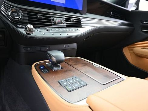 Used 2025 Lexus LS 500 w/ Accessory Package (Z1) RWD image 11