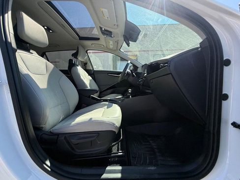 Used 2023 Kia Niro EX Touring image 11