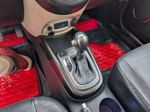 Used 2013 Kia Soul ! w/ Premium Pkg image 17