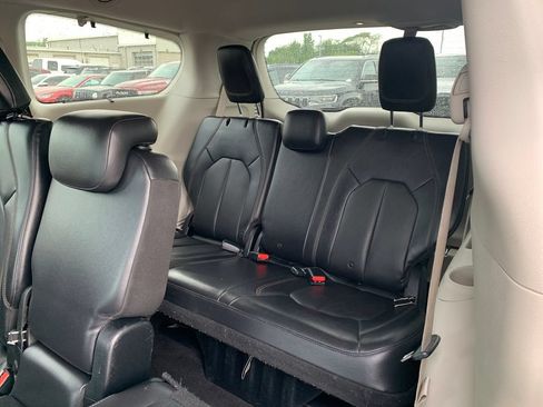 Used 2018 Chrysler Pacifica Touring-L FWD image 19