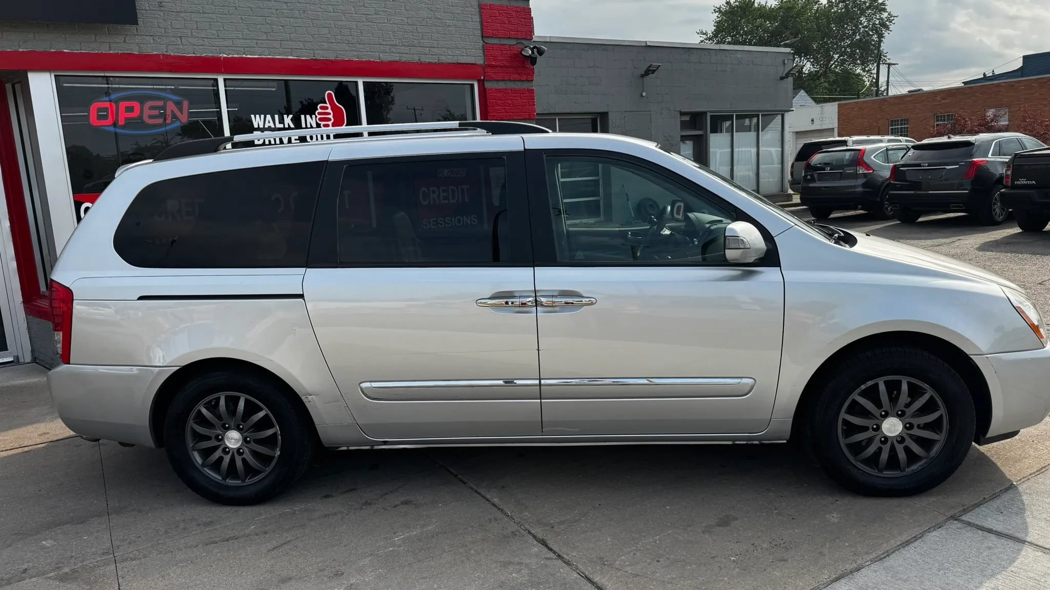 Used 2012 Kia Sedona EX w/ Luxury Pkg FWD image 3