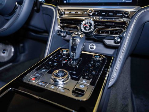 Used 2024 Bentley Flying Spur V8 image 41