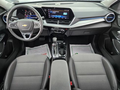 Used 2025 Chevrolet Trax LT w/ LT Convenience Package FWD image 12