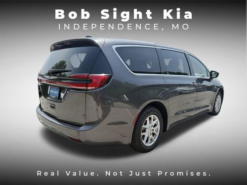 Used 2023 Chrysler Pacifica Touring-L FWD image 17