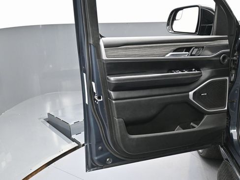 Used 2024 Jeep Wagoneer Series II w/ Flexible Seating Group image 41