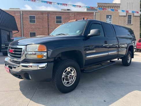 Used 2006 GMC Sierra 2500 SLE w/ Onstar Plus Package AWD/4WD image 3