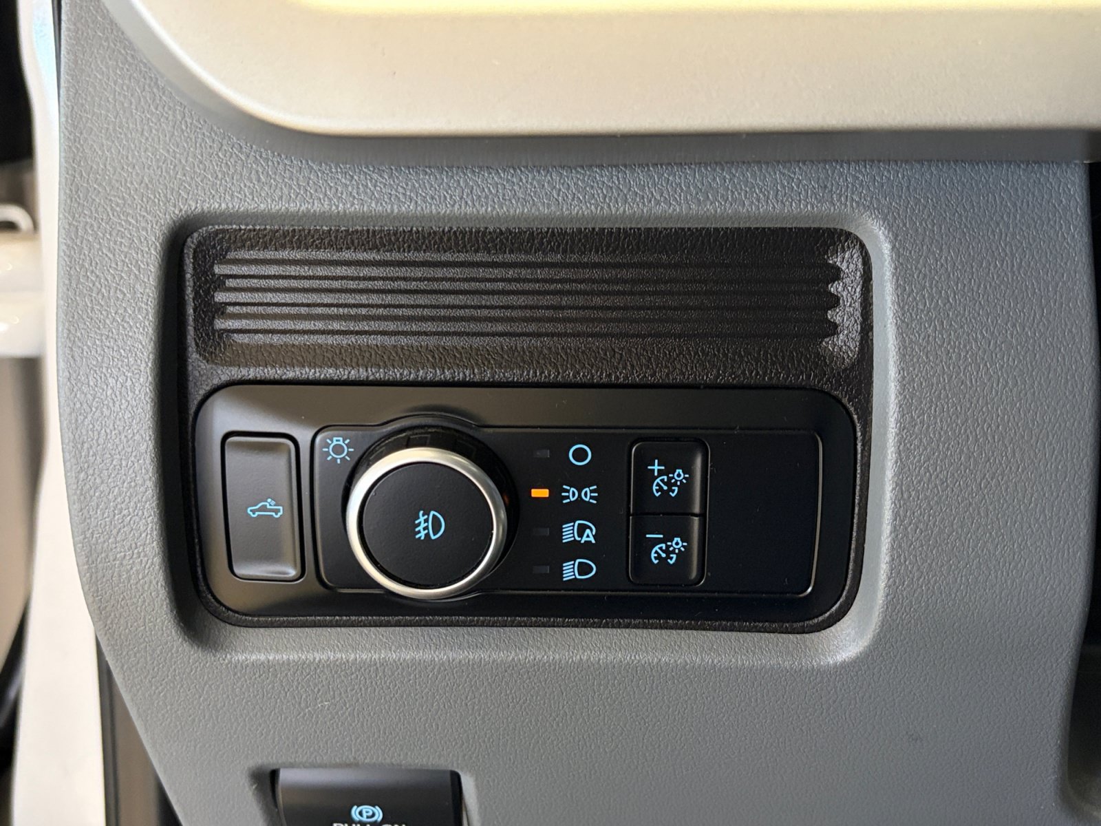Used 2024 Ford F250 XLT w/ FX4 Off-Road Package AWD/4WD image 18