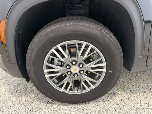 Used 2025 Chevrolet Traverse LT FWD image 34