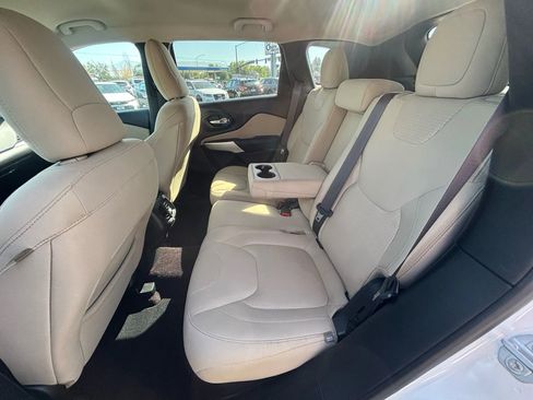 Used 2017 Jeep Cherokee Latitude w/ Safety/Convenience Group image 9