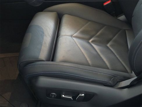 Used 2025 BMW 530i xDrive w/ M Sport Package image 32