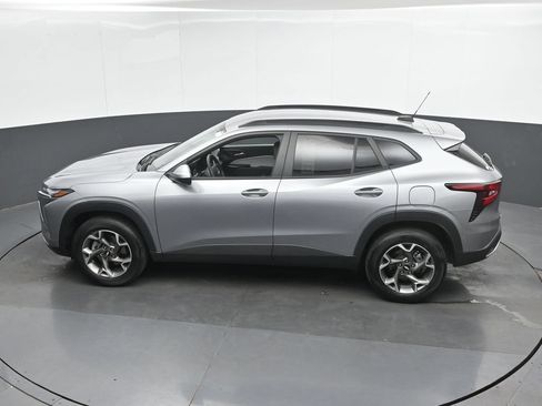 Used 2025 Chevrolet Trax LT FWD image 35