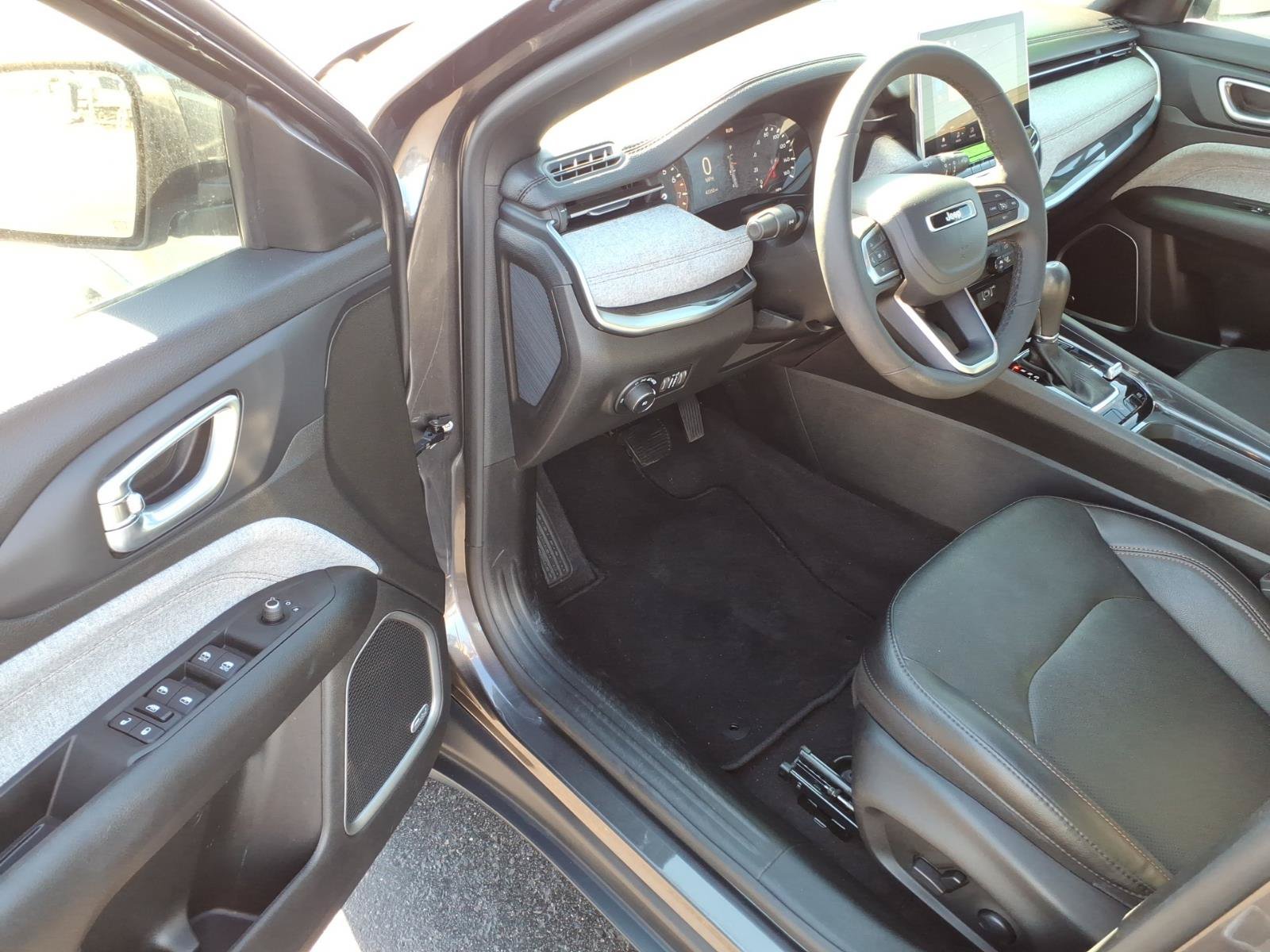 Used 2023 Jeep Compass Latitude w/ Sun and Sound Group AWD/4WD image 10
