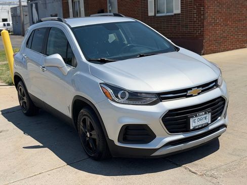 Used 2020 Chevrolet Trax LT w/ LT Convenience Package FWD image 3