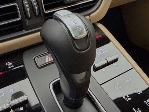 Certified 2025 Porsche Macan AWD/4WD image 21