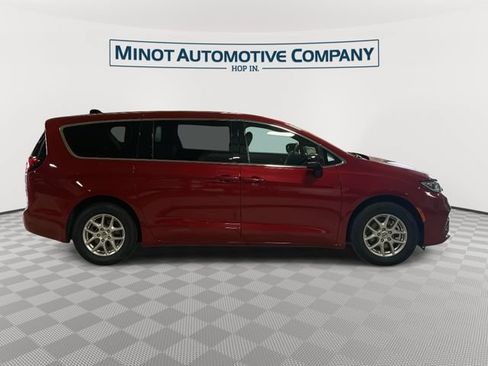 Certified 2025 Chrysler Pacifica Select FWD image 9