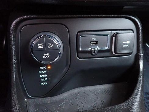 Used 2017 Jeep Renegade Trailhawk AWD/4WD image 19