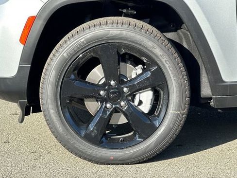 New 2025 Jeep Grand Cherokee Limited w/ Black Appearance Package image 26