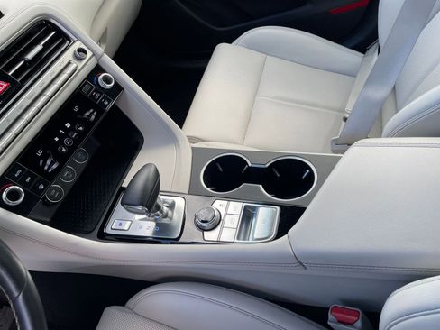 Used 2025 Genesis G70 2.5T image 41