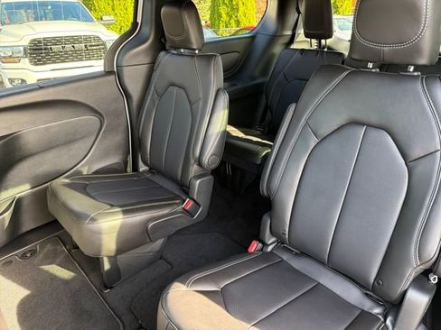 New 2026 Chrysler Pacifica Select image 20