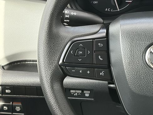 Certified 2025 Toyota Sienna LE FWD image 18