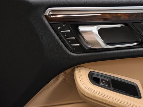 Certified 2023 Porsche Macan AWD/4WD image 20