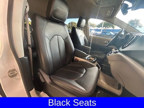 Used 2024 Chrysler Pacifica Touring-L image 27