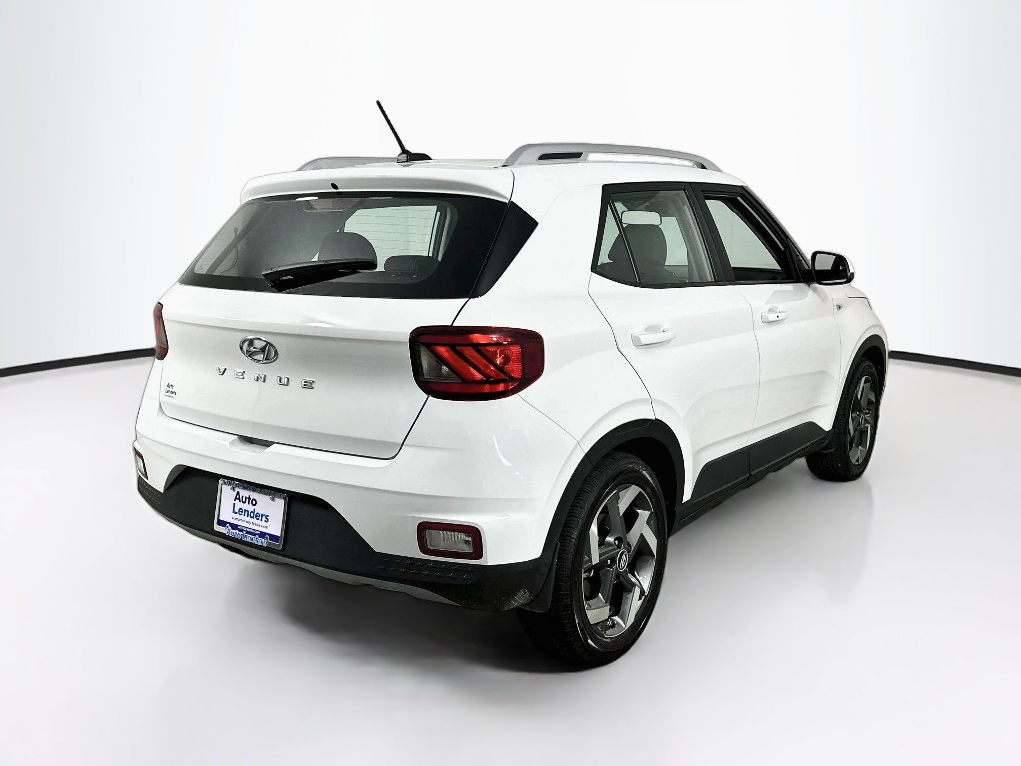 Used 2024 Hyundai Venue SEL FWD image 5