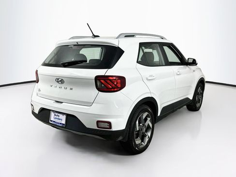 Used 2024 Hyundai Venue SEL FWD image 5
