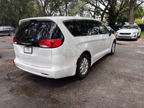 Used 2023 Chrysler Voyager LX FWD image 13