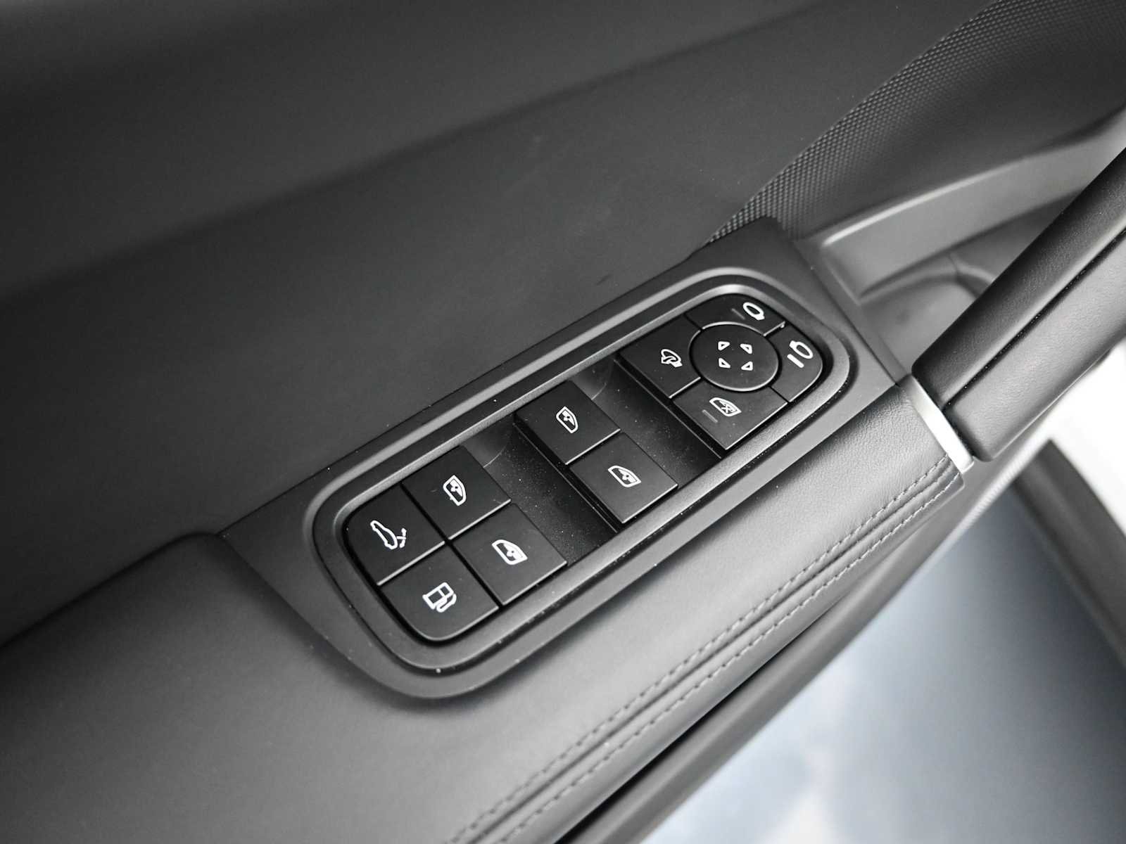 New 2025 Porsche Cayenne E-Hybrid Coupe AWD/4WD image 15