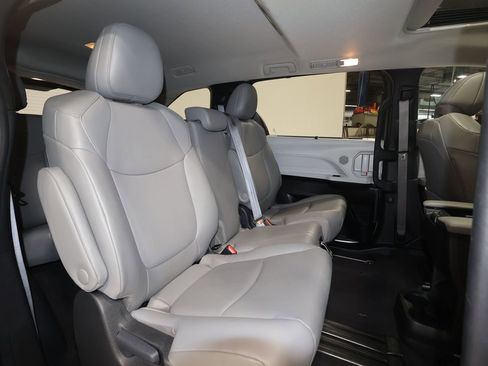 Used 2025 Toyota Sienna XLE image 23