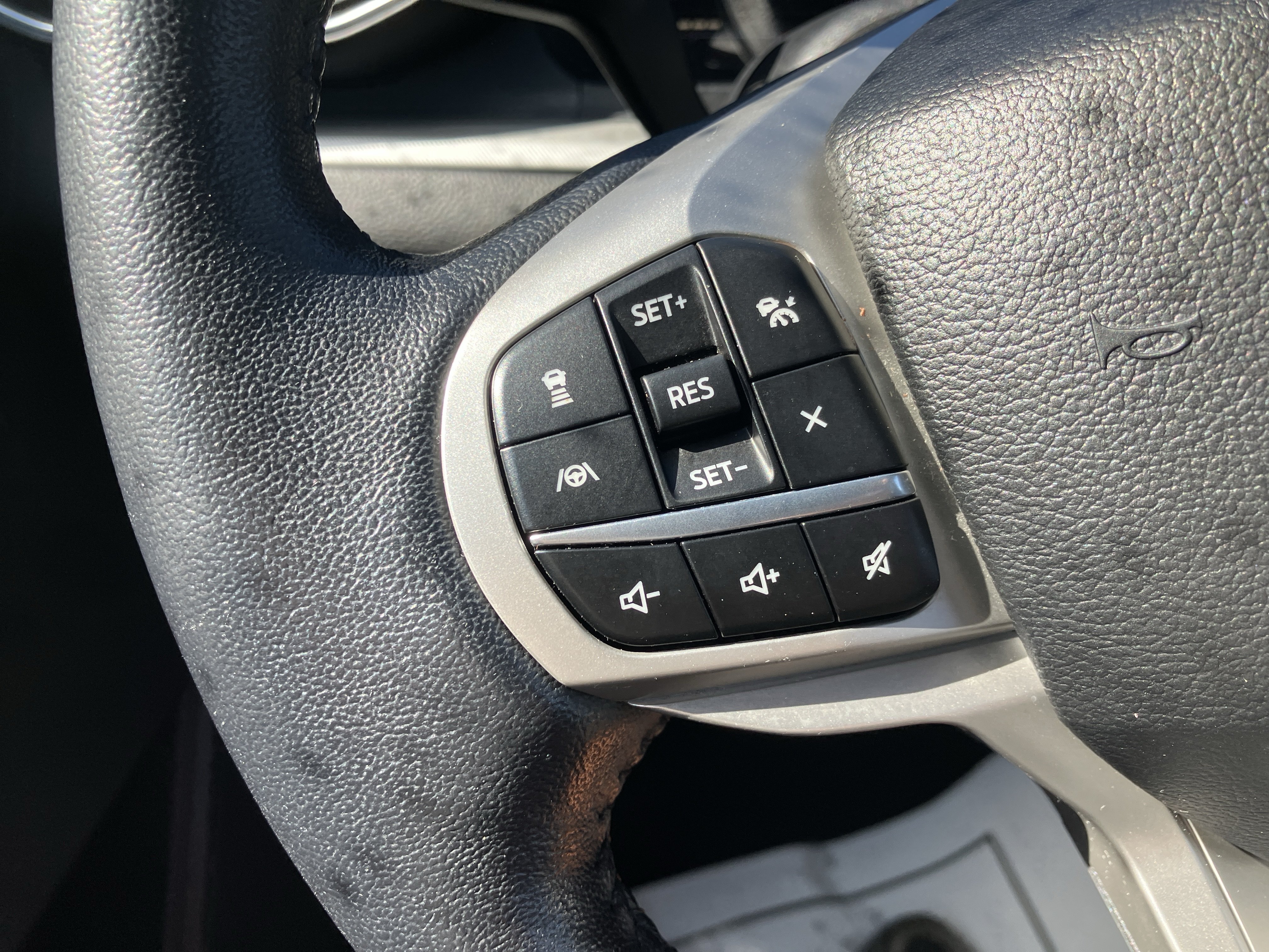 Used 2022 Ford Explorer XLT w/ Equipment Group 202A AWD/4WD image 25