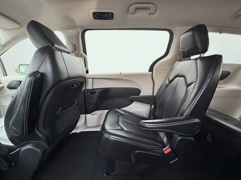 Used 2022 Chrysler Pacifica Touring-L FWD image 17