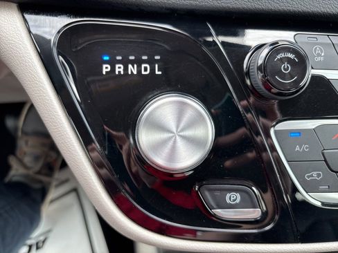 Used 2023 Chrysler Pacifica Touring-L FWD image 28