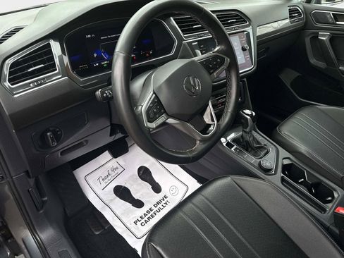 Used 2022 Volkswagen Tiguan SE w/ Panoramic Sunroof Package image 22