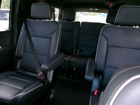 Used 2025 Chevrolet Suburban Premier AWD/4WD image 16