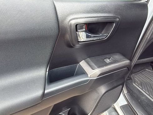 Used 2018 Toyota Tacoma TRD Sport AWD/4WD image 13