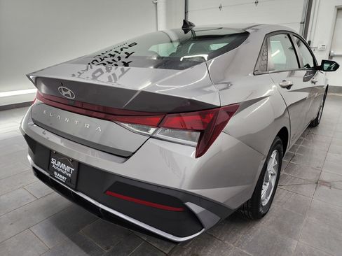Used 2024 Hyundai Elantra SE image 5