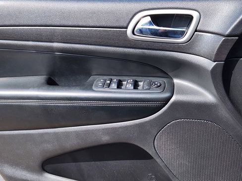 Used 2018 Jeep Grand Cherokee Altitude AWD/4WD image 6