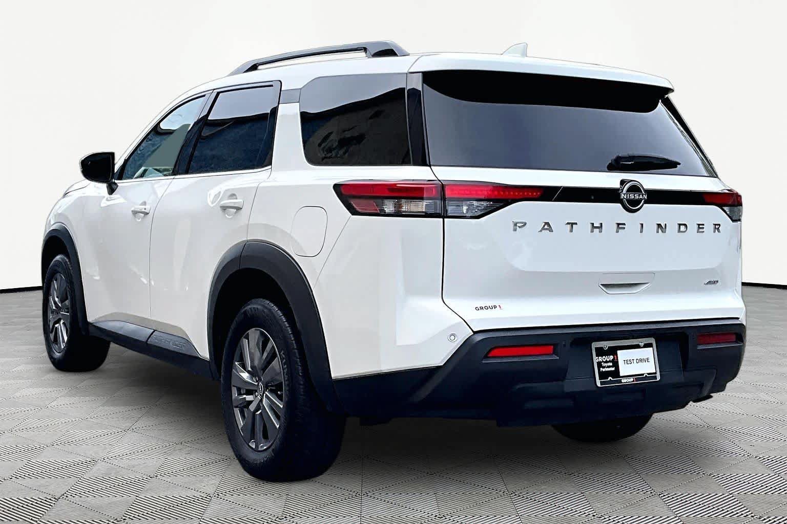 Used 2025 Nissan Pathfinder SV AWD/4WD image 12