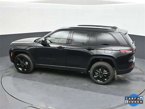 Used 2025 Jeep Grand Cherokee Limited w/ Luxury Tech Group II image 26