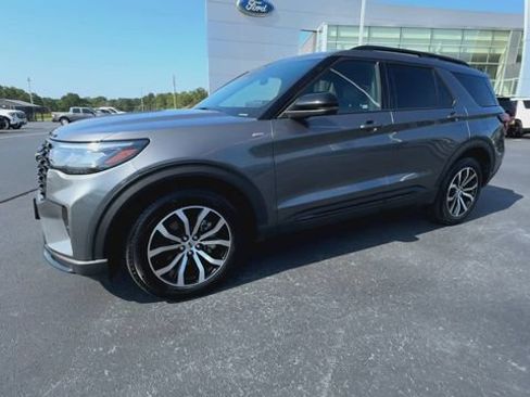 Certified 2025 Ford Explorer ST-Line AWD/4WD image 4