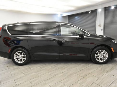 Used 2024 Chrysler Pacifica Touring-L FWD image 6