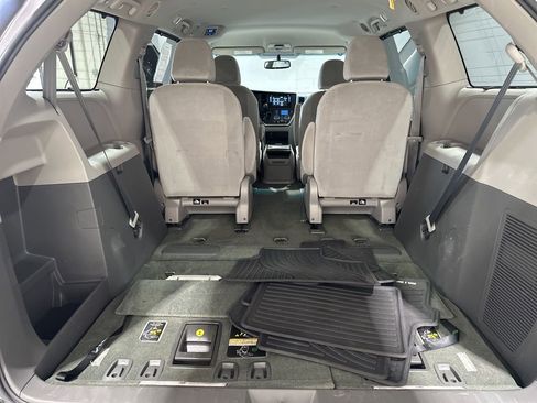 Used 2015 Toyota Sienna LE image 14