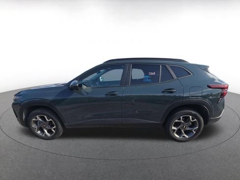 Used 2025 Chevrolet Trax LT FWD image 3