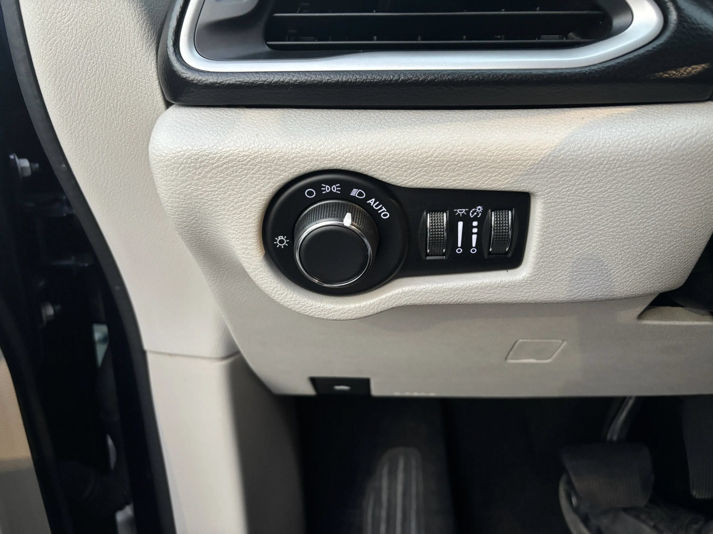 Used 2017 Chrysler Pacifica Touring FWD image 18